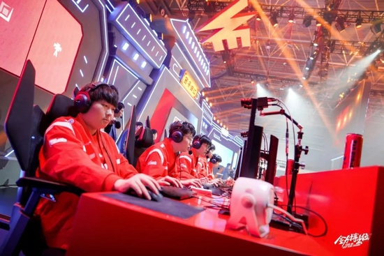 羽毛球世锦赛｜硬仗场场逆转，首夺大赛冠军，石宇奇如今是打不碎的“石头”